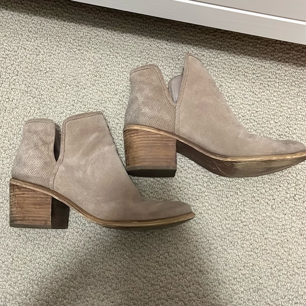 Hinge booties